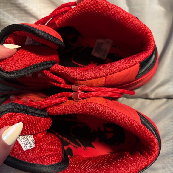 Reebok Red Sneakers with High-Top Design and Shiny Black Accents - Picture 7 of 8